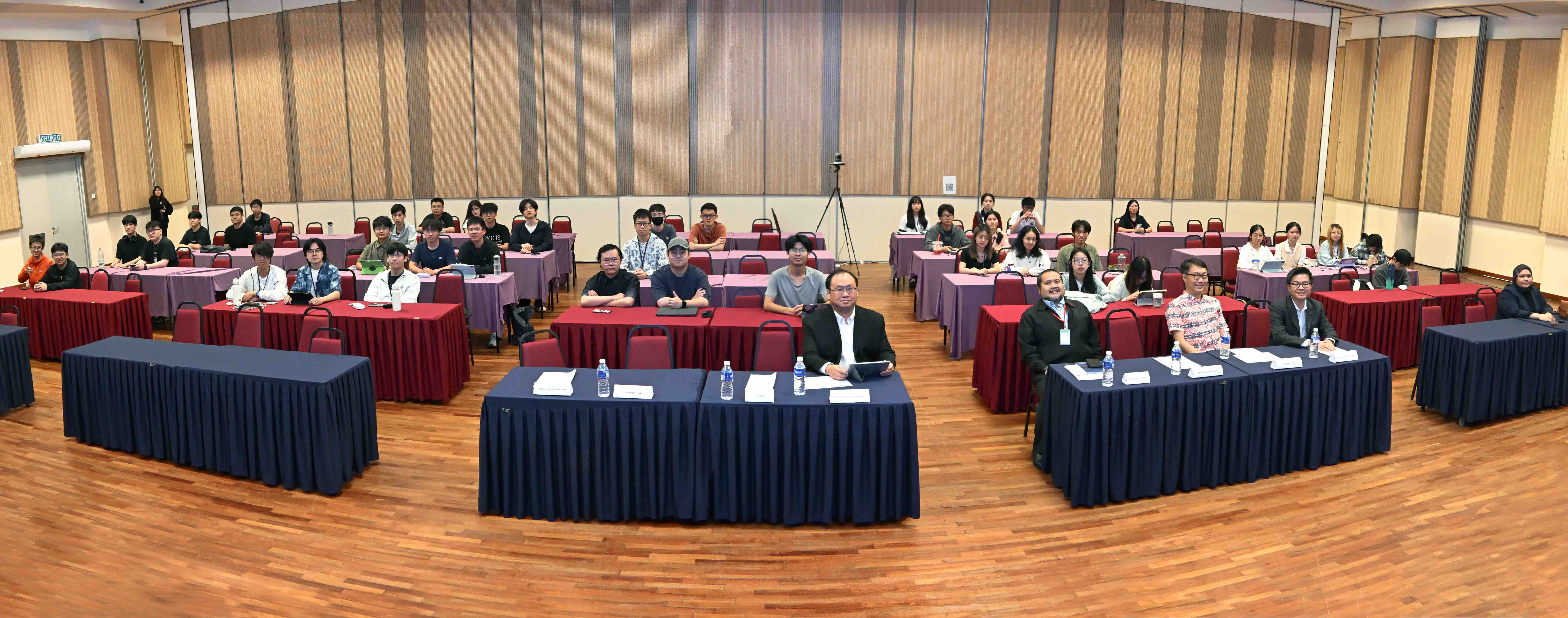 Group photo of speakers, guests, and organising committee